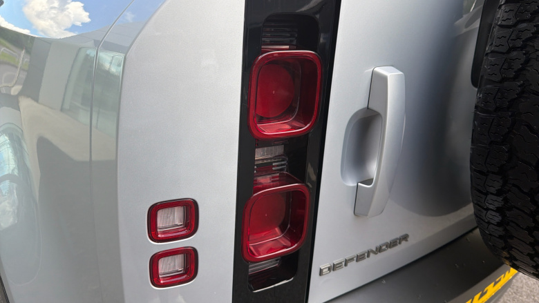 Land Rover Defender 3.0 D250 X-Dynamic SE 110 5dr Auto Diesel Estate